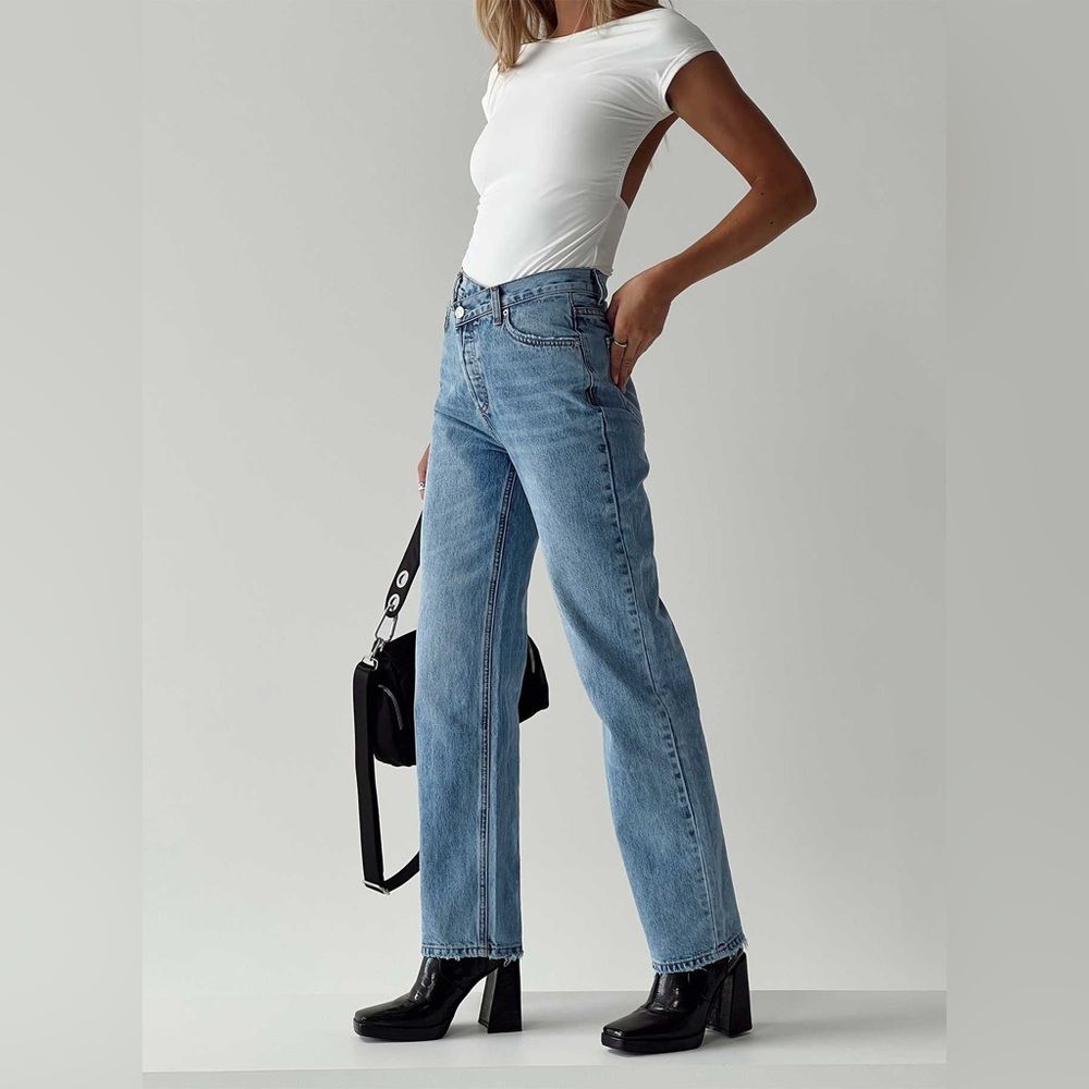 PRINCESS POLLY Holly Asymmetric Straight Leg Jean Light Wash Denim Size 2 US